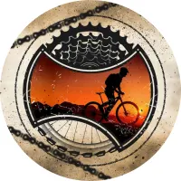 Kulatý jedlý obrázek na dort – Horský cyklista při západu slunce (červená, hnědá, černá)