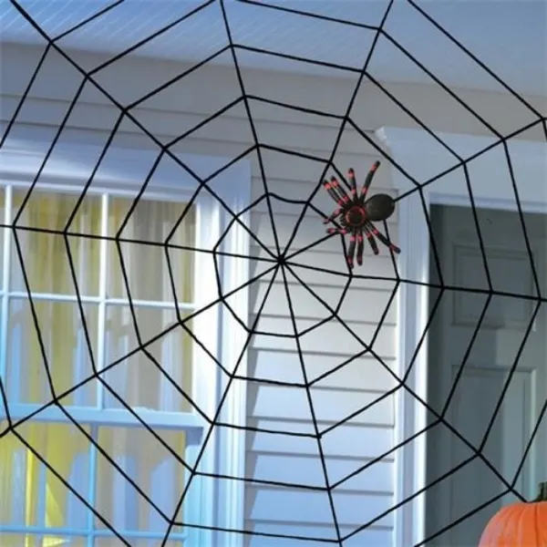 Bílá rozprostřená pavoučí síť jako halloweenská dekorace