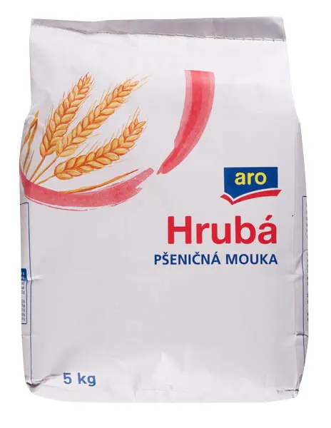 Velké papírové balení hrubé pšeničné mouky aro 5 kg